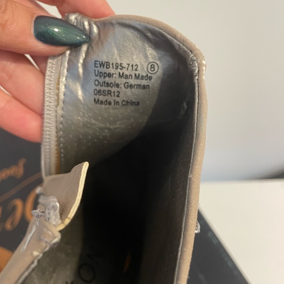 NWT Dereon ankle boots. Women’s 8. - Picture 6 of 7